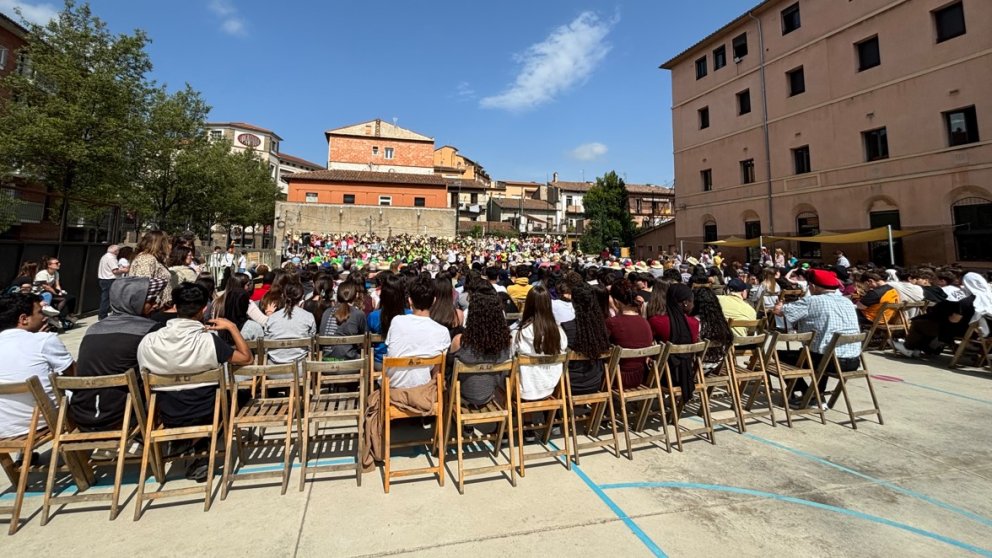 Infants i gent gran s’uneixen a la cantada de l’Escola Pia d’Olot