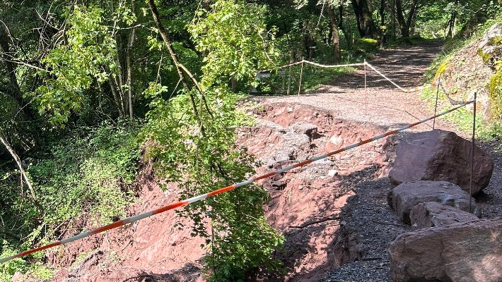 L’Ajuntament de la Vall d’en Bas treballa per trobar una solució a una esllavissada a Sant Privat que ha deixat l’accés tallat amb vehicles a veïns de diverses cases
