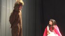 Una quinzena d’actors i actrius de la Petita Companyia de l’Orfeó Popular Olotí representen ‘La caputxeta valenta’ aquest cap de setmana