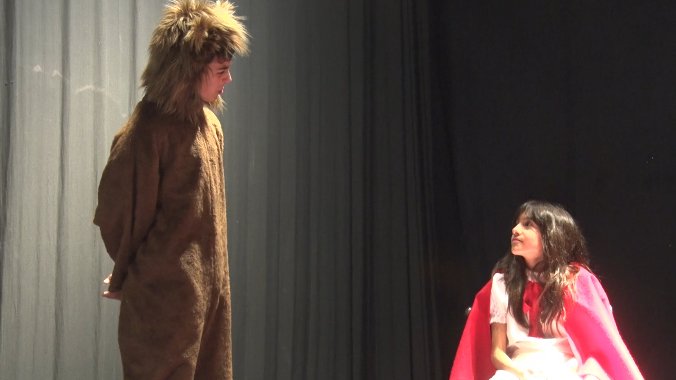 Una quinzena d’actors i actrius de la Petita Companyia de l’Orfeó Popular Olotí representen ‘La caputxeta valenta’ aquest cap de setmana