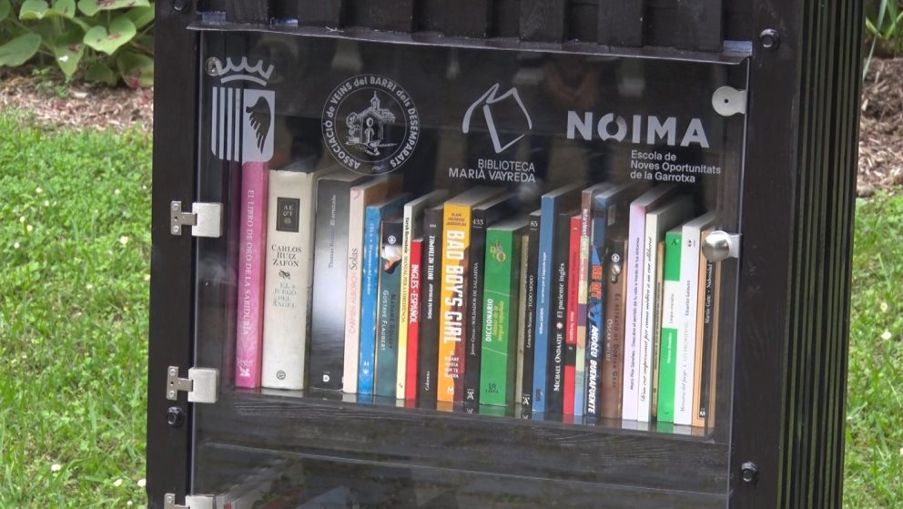 El barri dels Desemparats d’Olot estrena un biblioniu