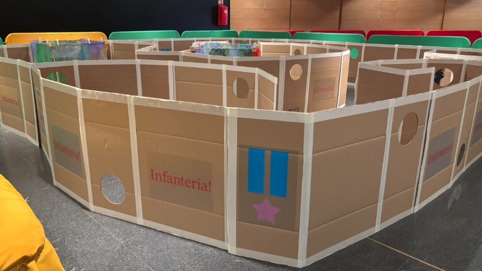 Alumnes de l’Institut Montsacopa creen un laberint pels infants