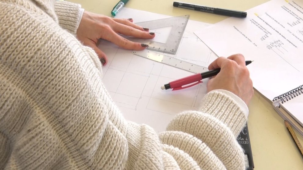 Els alumnes dels cicles de confecció i patronatge de l’Institut la Garrotxa organitzen una nova desfilada de moda aquest dissabte