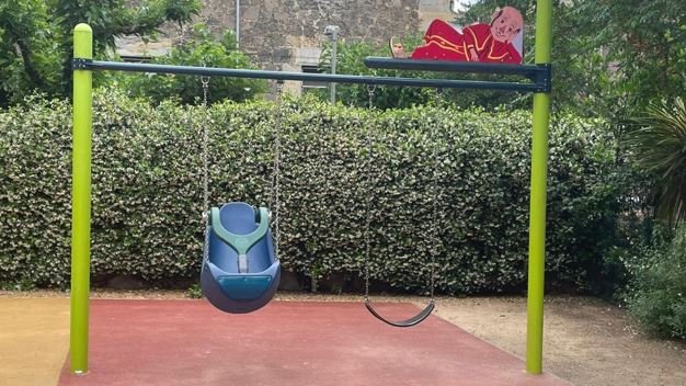 El Parc dels Coloms d’Olot compta amb un nou gronxador adaptat