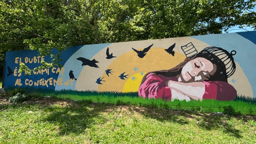 Alumnes de l’Institut Escola Greda i l’Escola d’Art d’Olot creen un mural ‘’alliberador’’