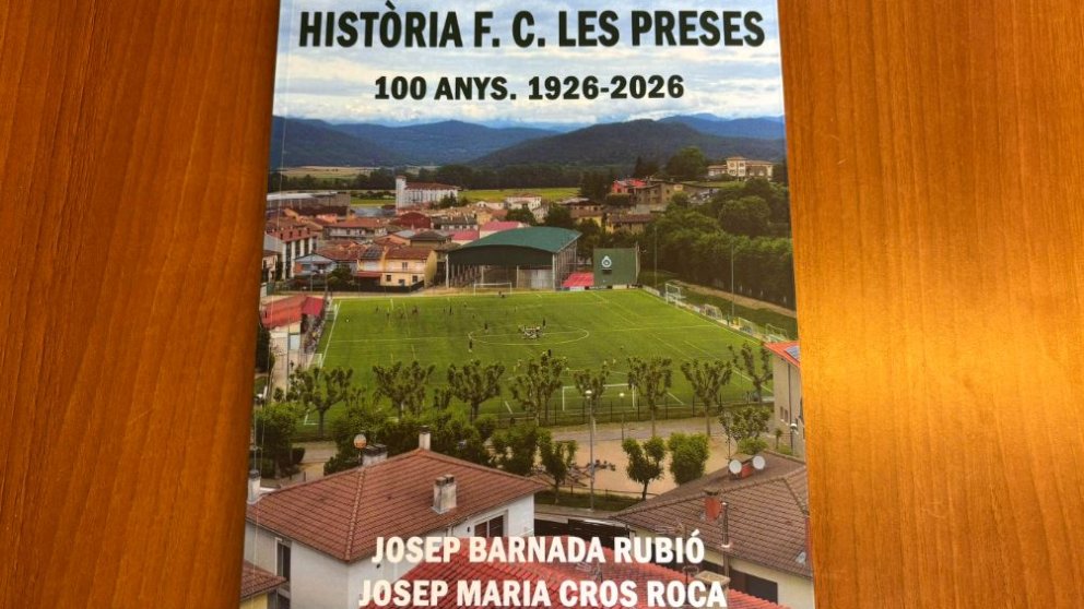 La història del Club Futbol les Preses explicada en un llibre que repassa els millors i pitjors moments del club