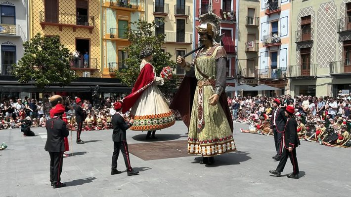 Molta gent i emocions durant la celebració del Corpus a la ciutat d’Olot
