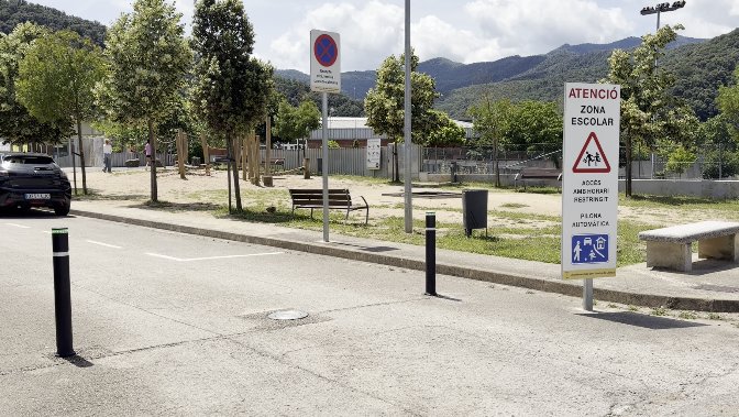 L’Ajuntament de Sant Jaume de Llierca insisteix en la necessitat de respectar les normes de circulació a la zona de l’Escola les Escomes