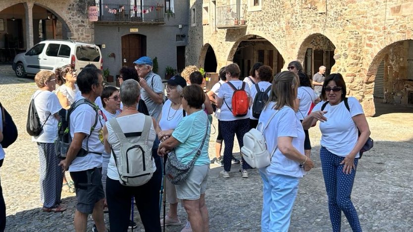 Imatge de l'inici de la caminada d'aquest dilluns a Santa Pau