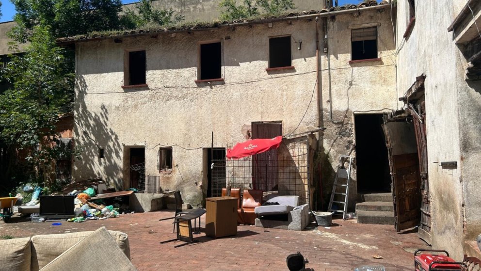 Desocupen un edifici del carrer Terrassa d’Olot que generava contínues molèsties als veïns del barri