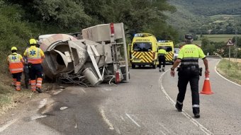 Bolca un camió de gran tonatge a la carretera GI-524 direcció Santa Pau